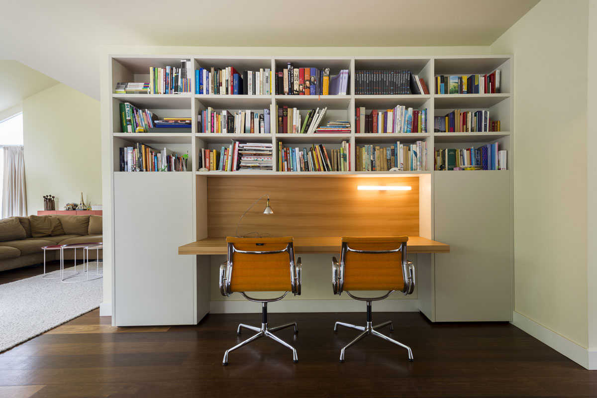 bureau in boekenkast ea 104 vitra oranje