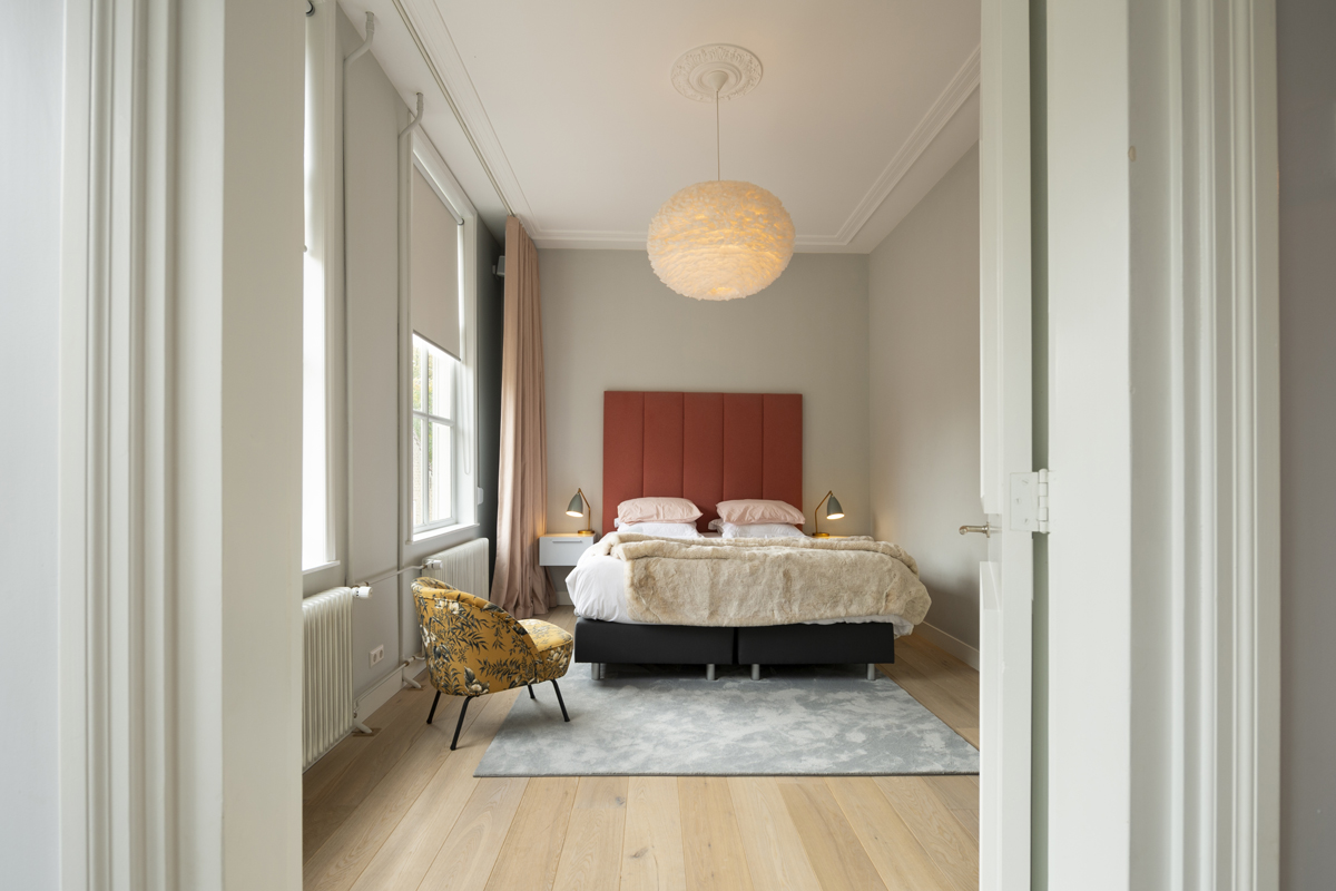 hoge achterwand bed